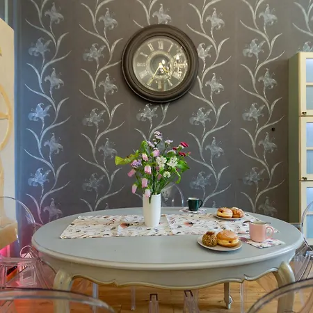 Indigo 2-bedroom In The Center Daire